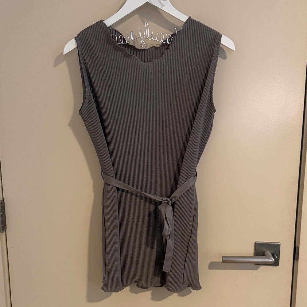 💜5 for $25 Elegant tan gray  Sleeveless Tunic Top